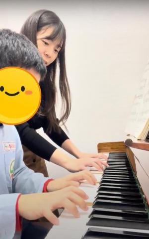 鄭宜芬 - 示範正確指法給學生看❣️