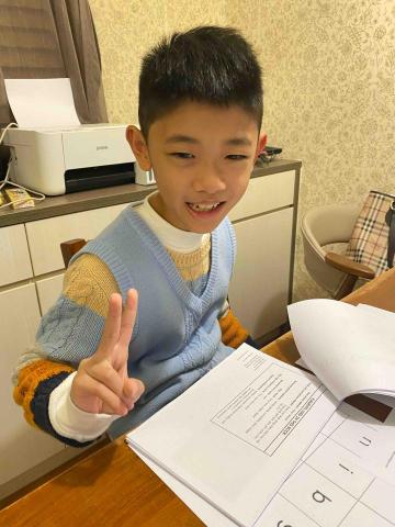 Rise Up English Tutoring - 利用遊戲方式，幫助孩子發音及閱讀能力。這個學生上課充滿自信及學習興趣。