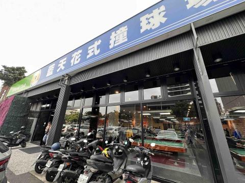 旭哥職人專業清潔 - 桃園市撞球館落地玻璃窗門面（8片）除水垢+清洗