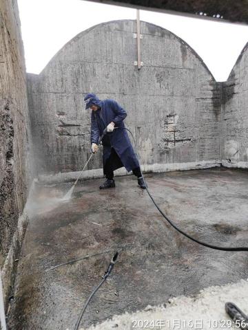 邑光防水隔熱工程 - （施工中照片-地面高壓水槍清洗）屏東旭海活動中心