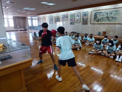 ROY - 國中拳擊指導老師 ROY - 國中拳擊指導老師