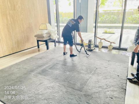 恩典愛家居家清潔 - 清洗地毯前的吸塵 恩典愛家居家清潔 - 清洗地毯前的吸塵