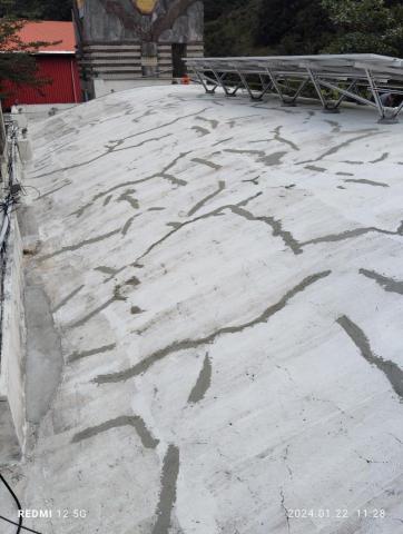 邑光防水隔熱工程 - 施工中照片-清洗後屋頂裂縫修補-屏東旭海活動中心