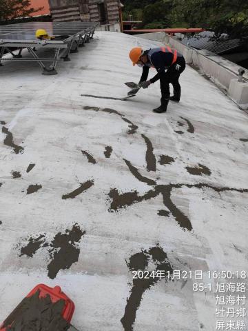 邑光防水隔熱工程 - 施工中圖片-屋頂裂縫修補-（屏東旭海活動中心）