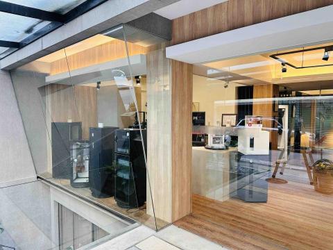 旭哥單車環島補給 - 台北仁愛路店面櫥窗玻璃清潔