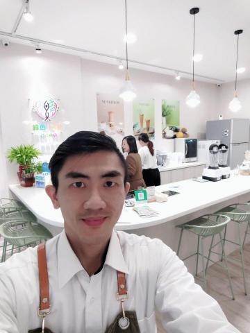 綠色舞動 - 美麗的同事