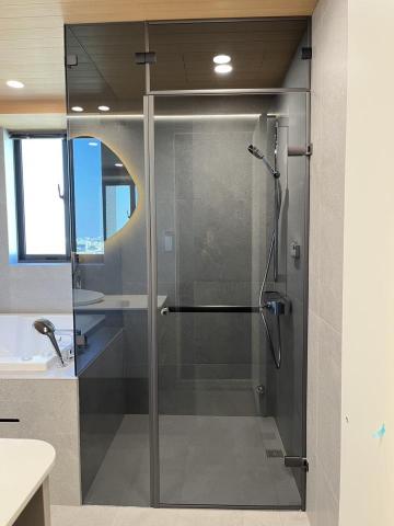 沐上國際股份有限公司 - 浴室淋浴門L型-兩固一門-封頂(旋轉氣窗)搭配灰色玻璃(8mm)及不鏽鋼(鈦灰)夾具系列蒸氣室 沐上國際股份有限公司 - 浴室淋浴門L型-兩固一門-封頂(旋轉氣窗)搭配灰色玻璃(8mm)及不鏽鋼(鈦灰)夾具系列蒸氣室