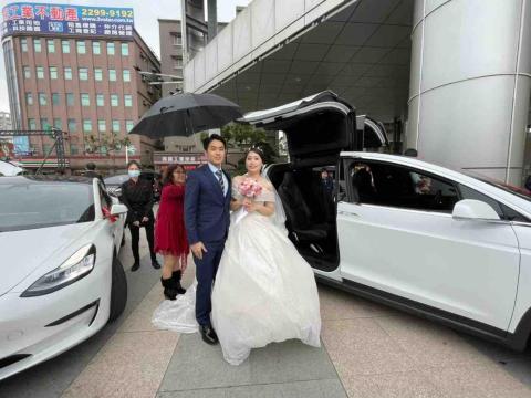 漫婚電輿（婚禮禮車規劃公司） - Tesla Model X 白色主禮車
Tesla Model 3 白色隨行禮車