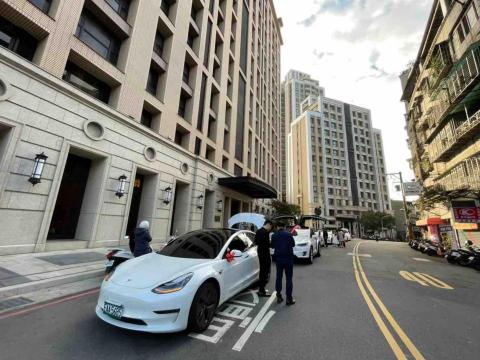 漫婚電輿（婚禮禮車規劃公司） - 司機均著西裝領帶
個個專業禮貌親切