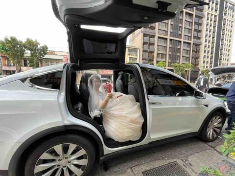 漫婚電輿（婚禮禮車規劃公司） - 新人上下車寬敞舒適
優雅現代感十足