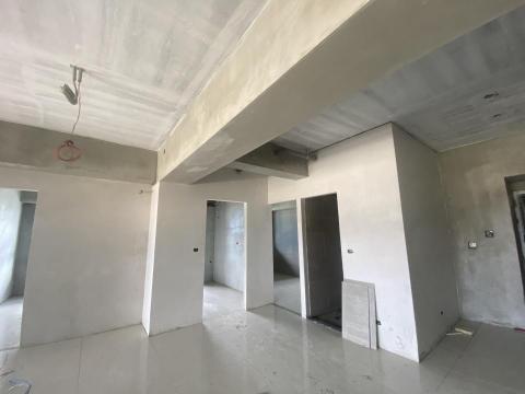 翁若谷 - 三重老房翻修，缺人我想是目前大家都會遇到的問題，尤其是在趕工的情況下缺工
真的會非常糟急，以前若谷在營造廠上班的時候，進度對於我們每一位現場工程師都是必要的功課，往往也會遇到真的面臨缺缺工到工程無法進行，而若谷常常會下去幫忙協助搬運、攪土、準備材料及當小工，為的就是可以讓工程能順利進行，也讓接下來的工班能夠順利銜接。
綠建材、防火隔間牆、毛胚屋隔間、套房隔間、老屋翻新、商務旅館隔間、營造案場 