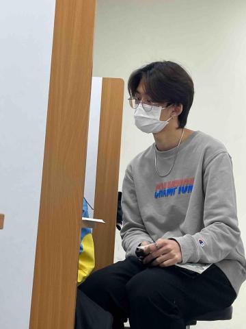 Daniel Sung - 在補習班教授學生的照片