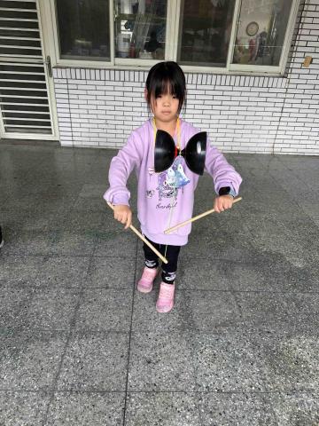 鄭伃君 - 認真練習動作中