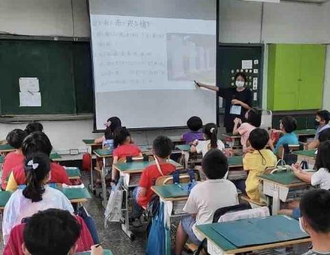 張嫚庭 - 學校系學會與國小合作，自備課程至班上教學