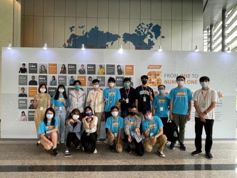 林芸平-程式設計家教 - 2022年於聯發科技實習 (左一) 林芸平-程式設計家教 - 2022年於聯發科技實習 (左一)