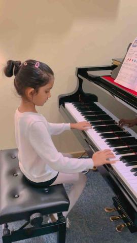 雙語教學長笛/鋼琴 英國皇家音樂學院碩士 - 鋼琴-印度女孩