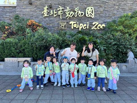 王欣敏 - 在幼兒園時帶小孩去動物園玩