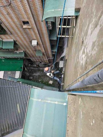 昭元企業外牆蜘蛛人 - 防水前的高壓清洗