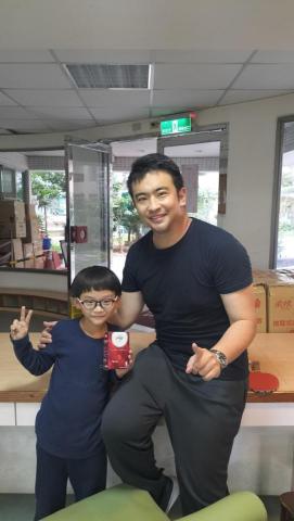 張敬彬 - 以前打球時，弟弟總是會靠過來看，當時他還小，等你長大叔叔再教你打球，如今已小一了，一次教球巧遇，破例成了我的孩童學員