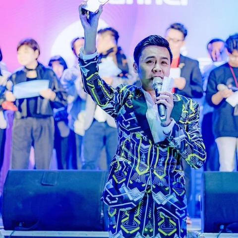 閃亮DJ 堯一堯（堯哥） - 推薦春酒尾牙婚禮主持人，超會帶氣氛的主持人堯一堯！不論是春酒尾牙，還是歡樂浪漫婚禮，當然要找最能帶動氣氛的主持人 堯一堯（堯哥）！保證嗨翻現場、感動新人！各種臨場危機，他都能快速解決！