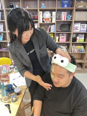 賴瑤穎 - 美容課
體驗半邊臉保養