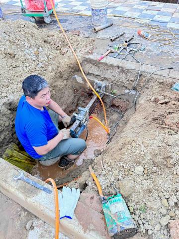 鴻旺安卡工程有限公司 - 戶外施工，2.5英吋深孔鑽孔，5米深 ，路燈電管用