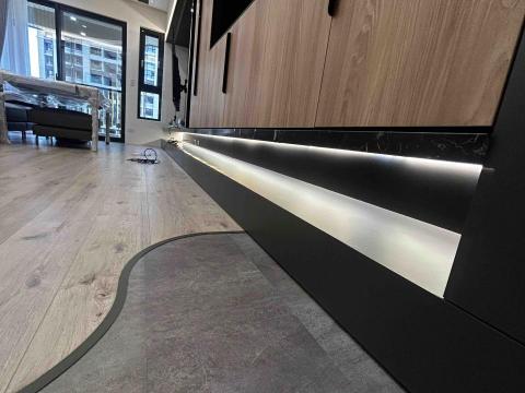 水電職人 - 15米長飄浮電視櫃（燈具不斷光）