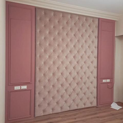 湁線織品傢飾 - ●床頭裱板
女孩房搭配了兩側的線板，所以我們的床頭做了法式拉扣，布料挑選了藕粉色的
法式拉扣真的是經典對稱造型、褶皺、錯位，絲毫不會覺得刻板