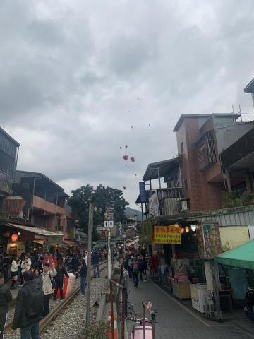 財神計程車 - 天冷並不影響客人放天燈的喜悅