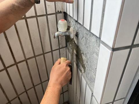 君君企業社 - 大面積的貼磚雙面背膠外，小細節也不放過。