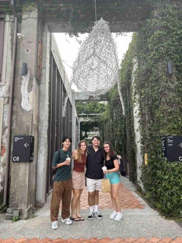 許日奎 - 和美國朋友去高雄旅行