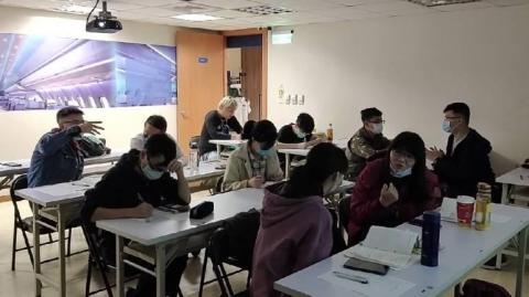 Vivian 謝老師 - 成人大班課程-討論活動