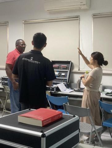 蔡宛芯 - 向史瓦帝尼外賓解釋室內配線系統