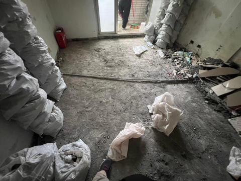 君君企業社 - 全室舊有地坪、磁磚打除，老房子在墊地坪高度時有可能會參雜石塊以外的廢料，來節省材料支出。如鐵片、磚頭