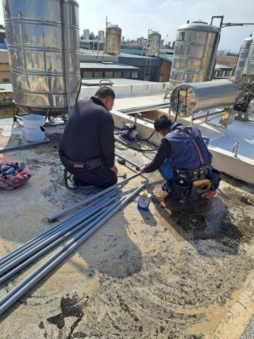 FRP玻璃纖維防水、室內外防水、內外牆油漆、仿石漆、侷限空間 - 防水施作前改管 順便維修 FRP玻璃纖維防水、室內外防水、內外牆油漆、仿石漆、侷限空間 - 防水施作前改管 順便維修