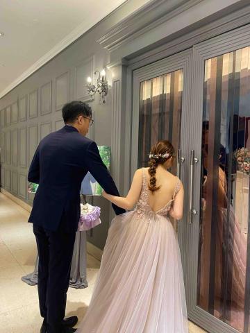 甘甘 - 有空會幫新人拍攝一些照片 讓新人在拿到攝影師照片前就先看到喜宴當天的照片