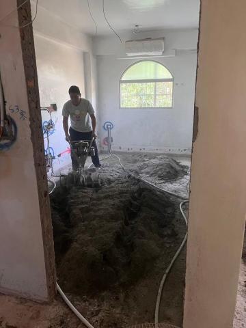 君君企業社 - 硬底施作前，使用機具將水泥、砂充分攪拌。避開水電配好的管子，除了避免影響其他工班的進度、可加快業主施作進度。