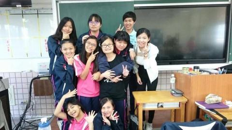 Vivian 謝老師 - 高中學生課後合照