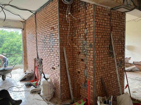 建重工程行 - 砌紅磚