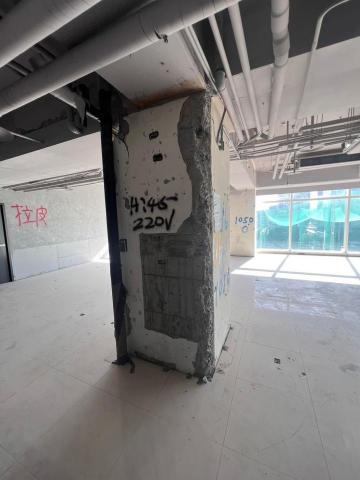 君君企業社 - 百貨拆除隔間時造成舊有柱子表面粉刷有毀損。