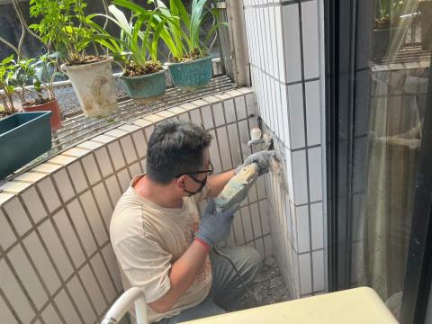 君君企業社 - 因旁邊大樓施作震動過大，造成鄰房的磁磚擠壓攏起，先將攏起磁磚剃除。