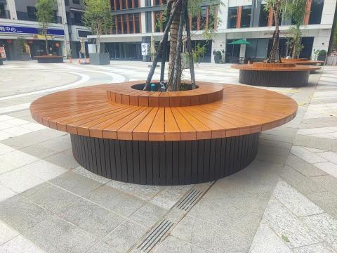 昕城開發實業有限公司 - 廣場中的桌子