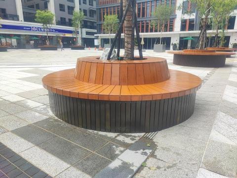昕城開發實業有限公司 - 廣場中的椅子