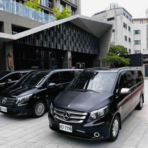 時尚旅遊包車 - 賓士九人座車