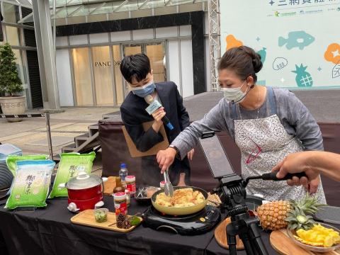 主持人 邱宇崑 Rick Chiu (崑崑) - 職人職播秀
料理職人_蔡季芳老師現場直播秀，配合網路帶貨，締造百萬業績。