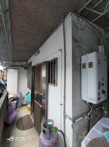 宇叡防水技術士-阿暉 - 浴室與廚房冷熱水明管安裝