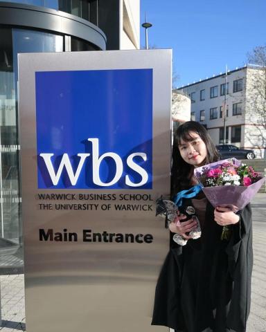 高郁茜 - 畢業於英國 Warwick Business School碩士，主攻marketing and strategy，為英國排名第二的行銷系所 