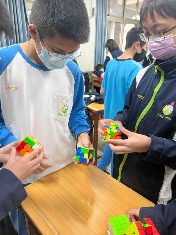 許愷育 - 指導魔術方塊社