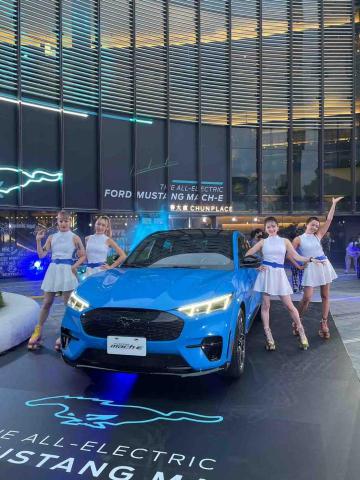 Dreams專業演出團隊 - 汽車發表會滑輪舞團演出