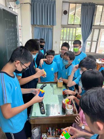 許愷育 - 指導北興國中魔術方塊社